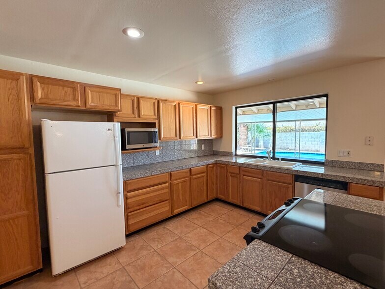 Building Photo - 2163 E Manhatton Dr
