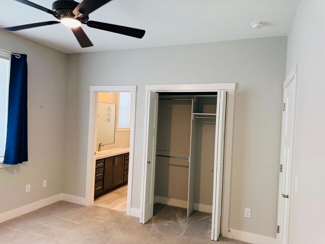 Building Photo - Gorgeous Townhome in Signal Peak (West End...