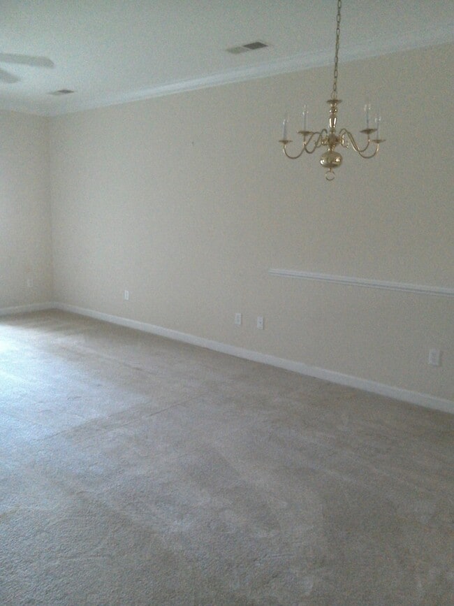 Building Photo - 2 Bedroom 1st Floor Condo in Berkshire Forest