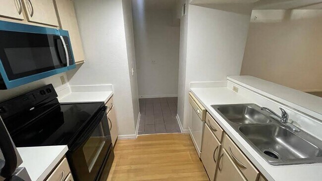 Building Photo - 7240 Westpointe Blvd