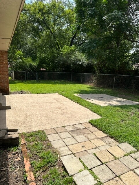 Building Photo - 1927 Montrose Dr