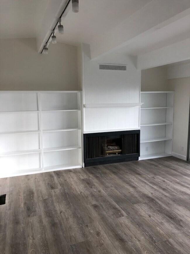 Building Photo - Domingo