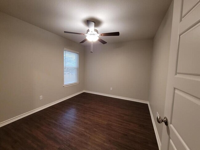 Building Photo - 19866 Meadow W Ln