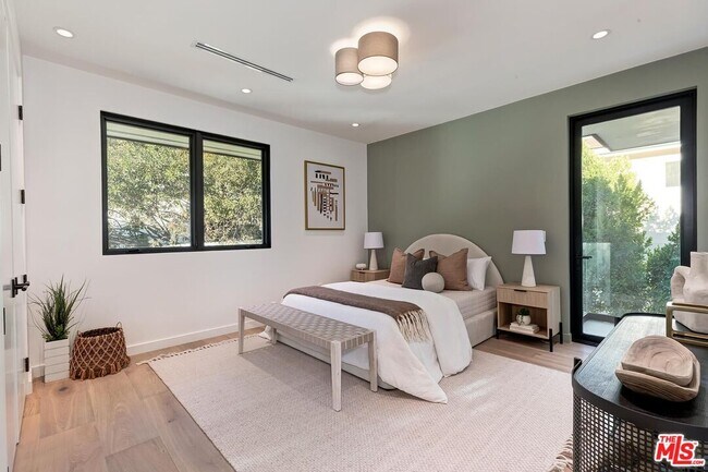 Building Photo - 16879 Mooncrest Dr