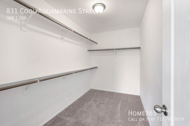 Building Photo - Beautiful 2 Story 3 Bed 2.5 Bath home in t...