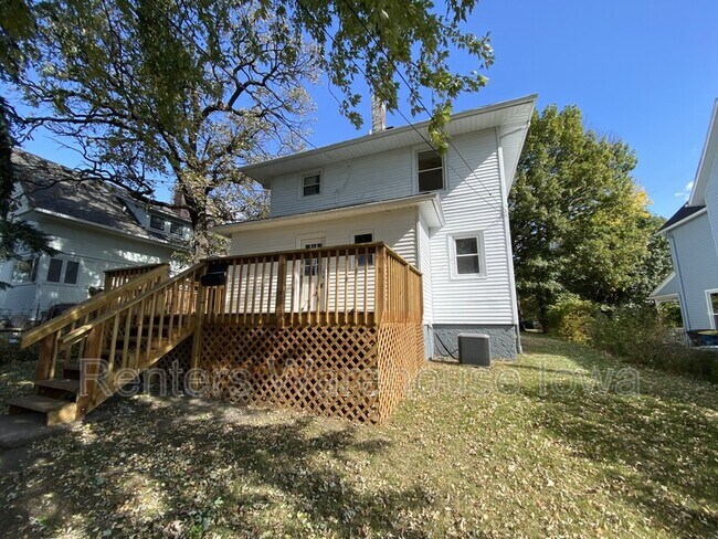 Building Photo - 1622 E 8th St