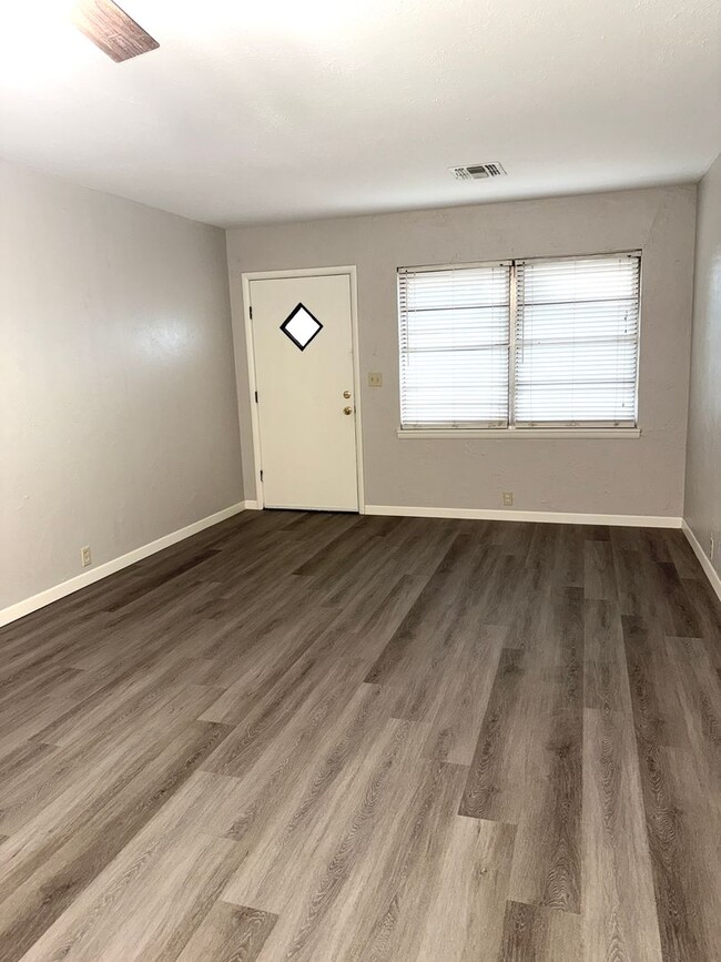 Building Photo - Beautifully Updated 3 bedroom 1 bath
