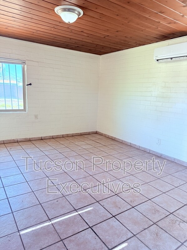 Building Photo - 232 W Flores St