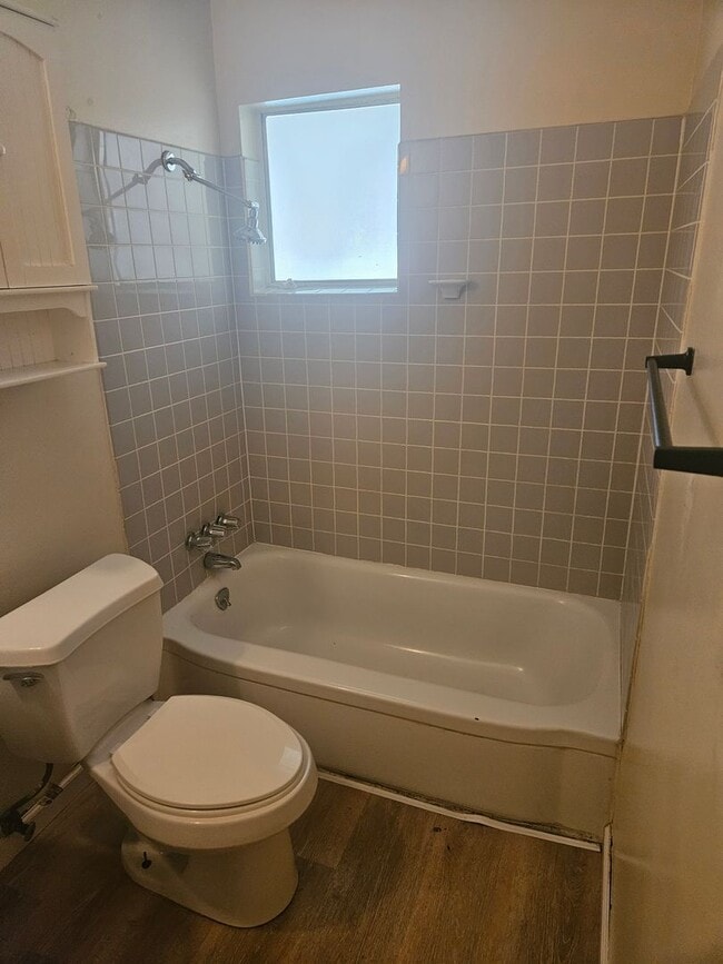 Building Photo - Large 3 bedroom in great location