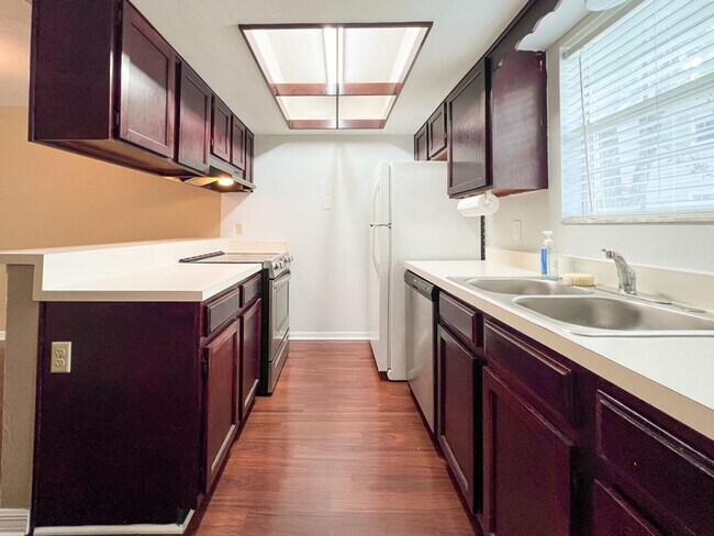 Building Photo - Pet Friendly Spacious 2-Bedroom End Unit i...