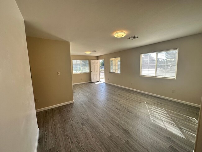 Willow Dr 438 - 438 Willow Dr Bakersfield CA 93308 | Apartment Finder