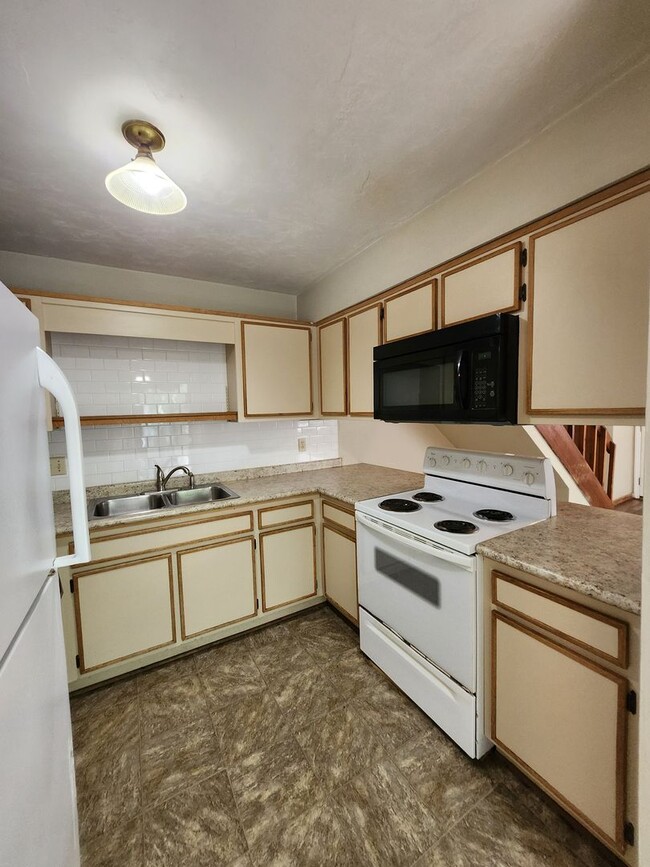 Building Photo - 3 bedroom town home for rent across from F...
