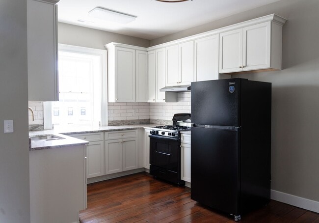 Building Photo - Renovated One-Bedroom Gem Steps from Train...