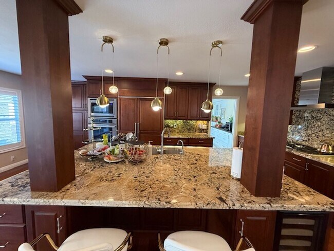 Building Photo - Fully Furnished 5 bedroom home