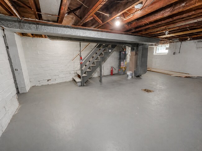 Building Photo - 303B Broadway Avenue