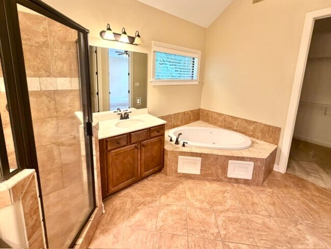 Building Photo - 10601 Bird Stone Cove