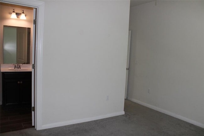 Building Photo - 13902 Ilex Dr