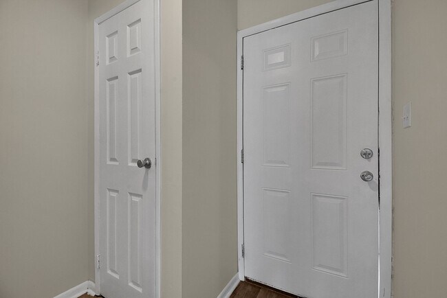 Building Photo - 2 Bedroom Townhouse Apartment- HUGE WALK IN CLOSET