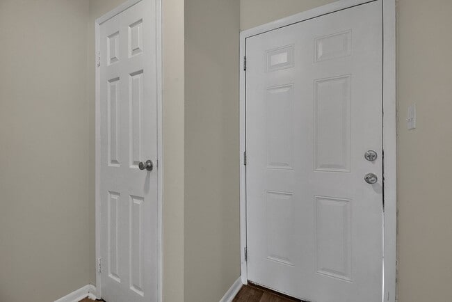 Building Photo - 2 Bedroom Townhouse w/Basement Apartment