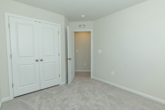 Building Photo - 3 Bed, 2 Full/2 Half Bath, Well Maintained...