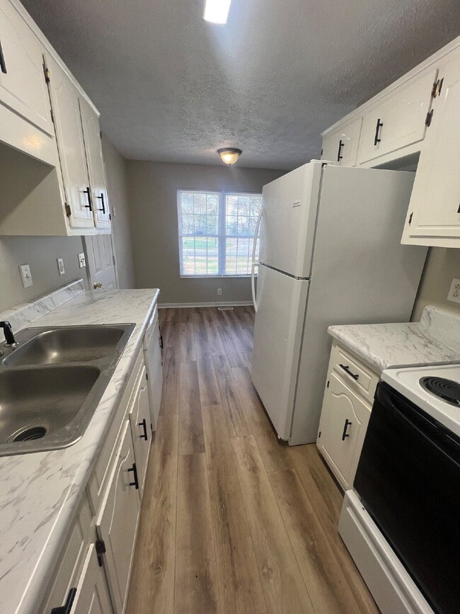 Building Photo - 3440 Sandpiper Dr