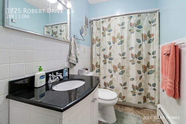 Building Photo - Two Bedroom Apt with Pool and Garage