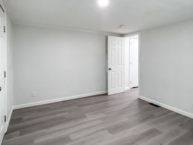 Building Photo - Move-In Ready Home Near Canyon Lake – Fresh Interior, Deck & Detached Garage