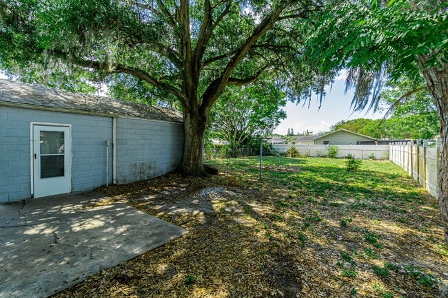 Building Photo - Charming 2/1 Home w/ Partially Fenced Yard in St. Cloud