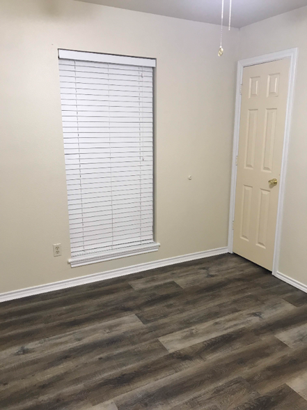 Building Photo - 1217 Oak Dr