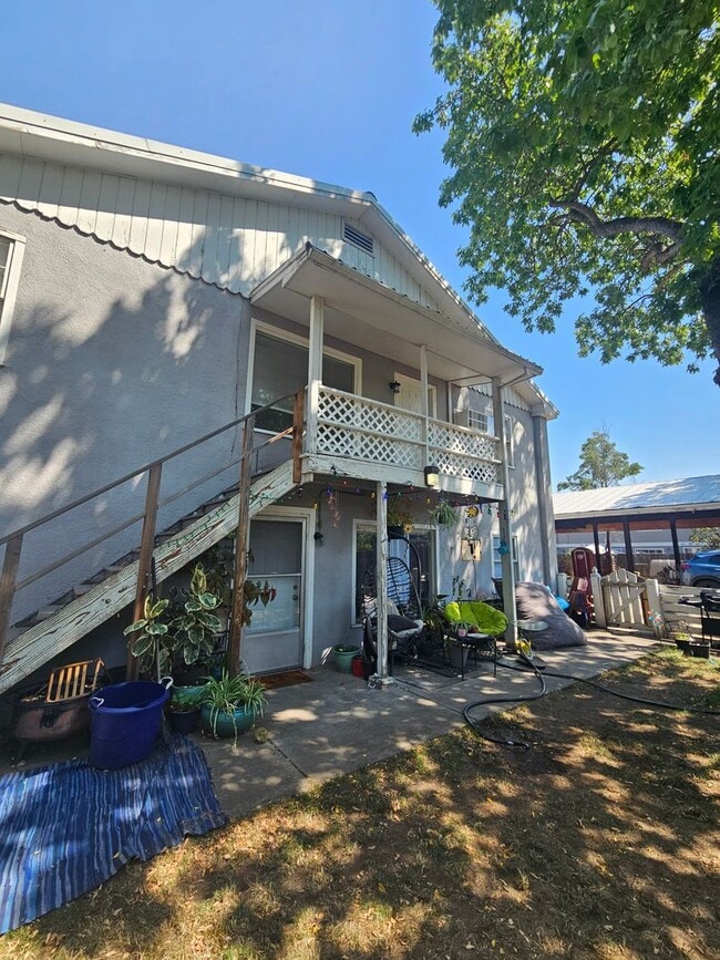 Building Photo - 831 Niantic St