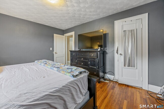 Building Photo - 19 Cumley St