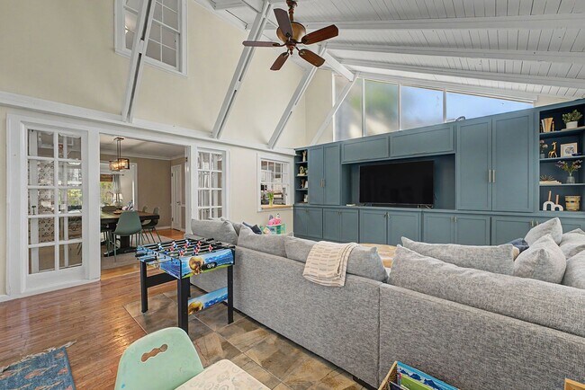 Building Photo - Fully Furnished Maple Ridge Home