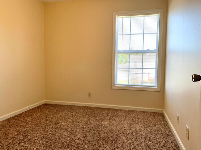 Building Photo - 811 Flyer Ct