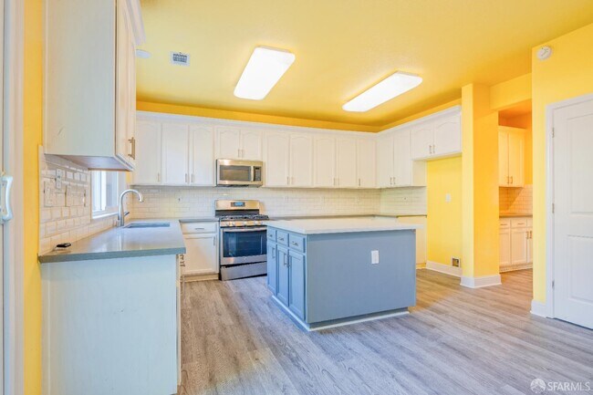 Building Photo - 5476 Summerfield Dr