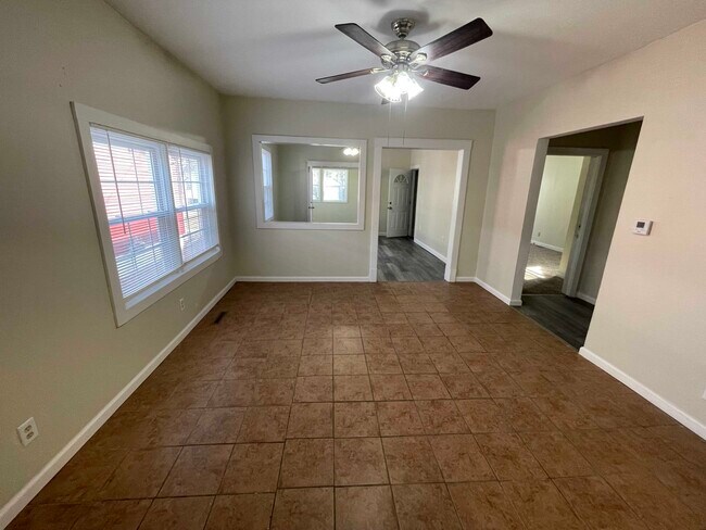 Building Photo - 1467 Division St