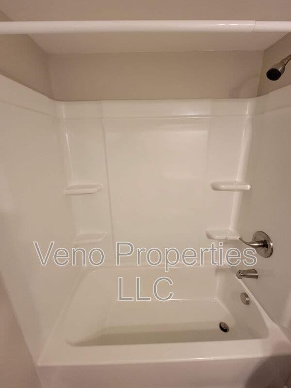 Building Photo - 9/11/13 Village Dr.