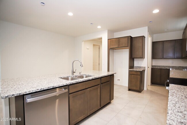 Building Photo - 935 W Finch Dr