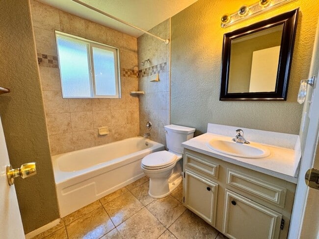 Building Photo - 2 Bedroom 1 Bathroom Duplex Located on the Bench