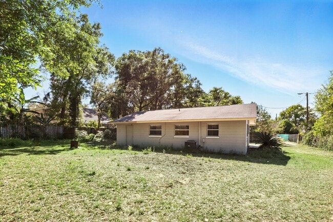 Building Photo - 1617 Acacia Rd