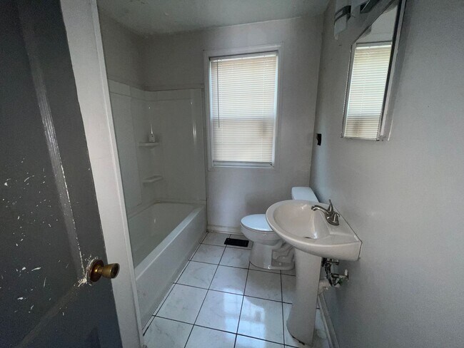 Building Photo - 2 bedroom 1 bathroom home