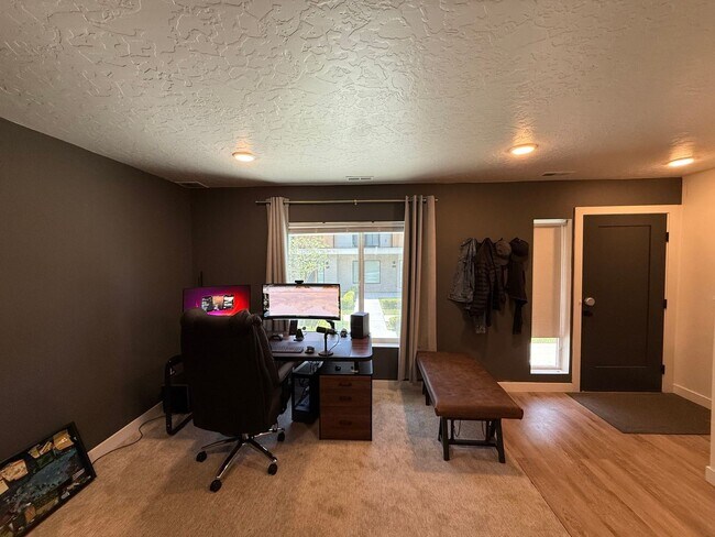 Building Photo - Charming 2BR Townhome in Centerville