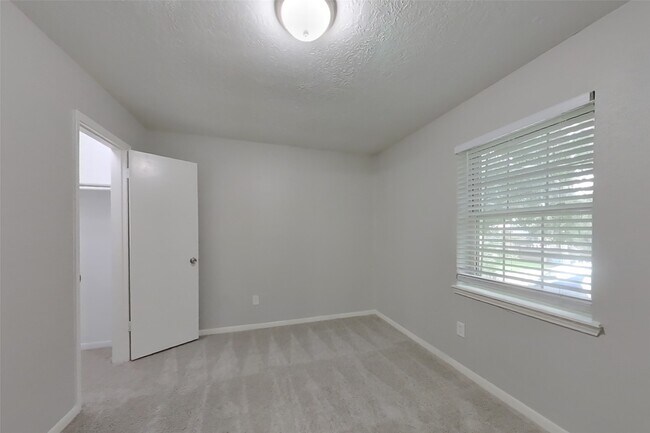 Building Photo - 2307 Hilton Head Dr