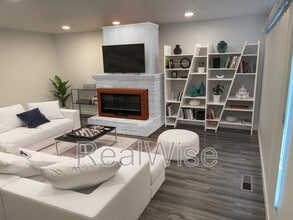 Building Photo - 4292 Meadowbrook Ct NE