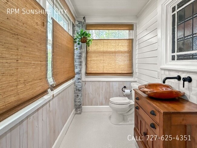 Building Photo - 748 32nd Ave N