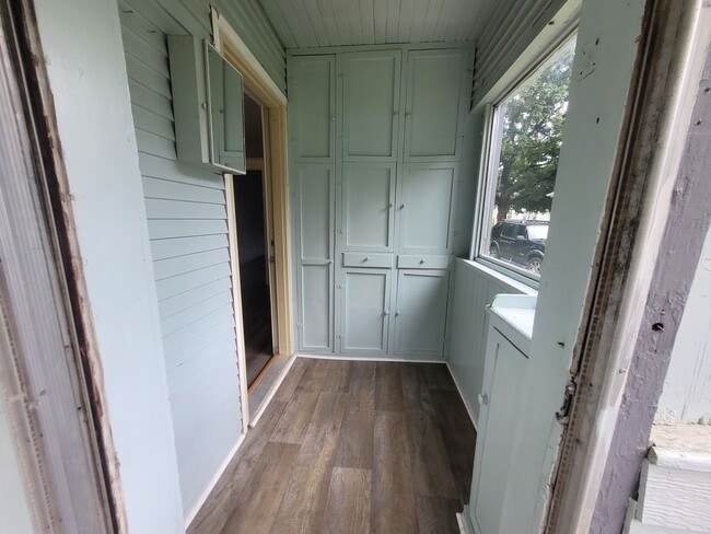 Building Photo - Two Bedroom near the Iowa State Fairgrounds!