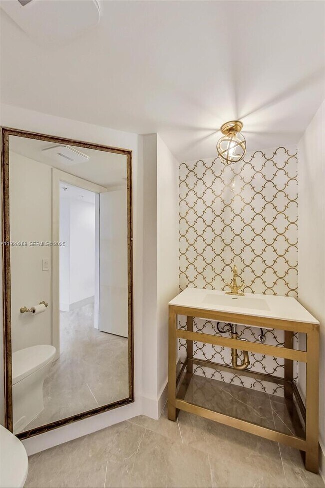 Building Photo - 1000 W Island Blvd