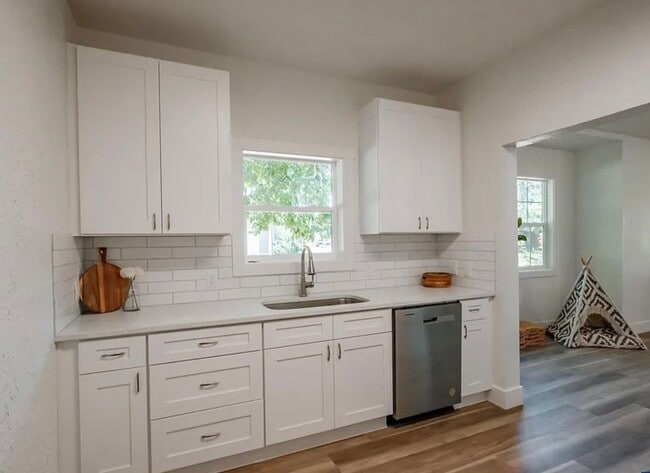 Building Photo - 3 Bedroom Home on Large Corner Lot!