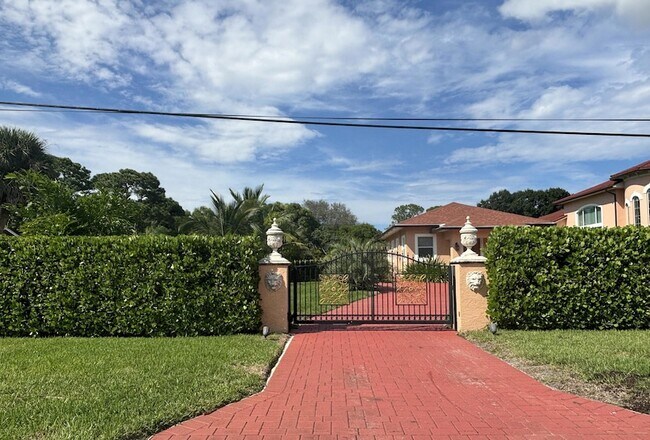 Building Photo - 4649 Lillian Ave