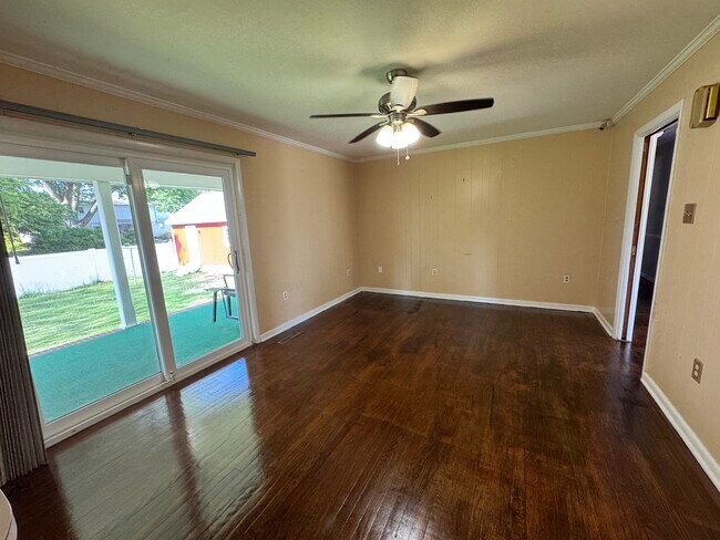 Building Photo - 117 Southerland Dr