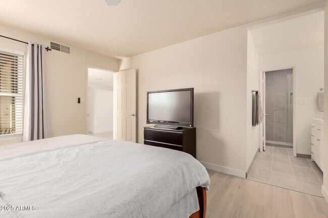 Building Photo - 8787 E Mountain View Rd